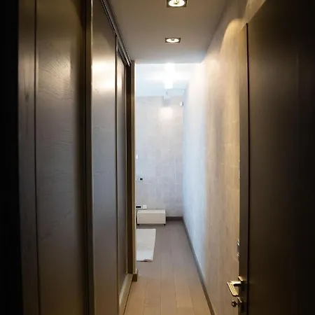 Luxury Next To Parklane Hotel. *