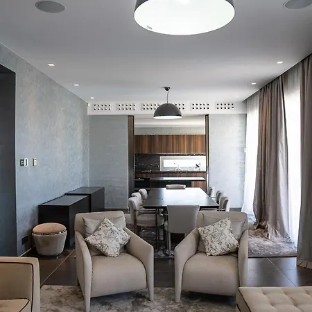 Luxury Next To Parklane Hotel. 利马索尔