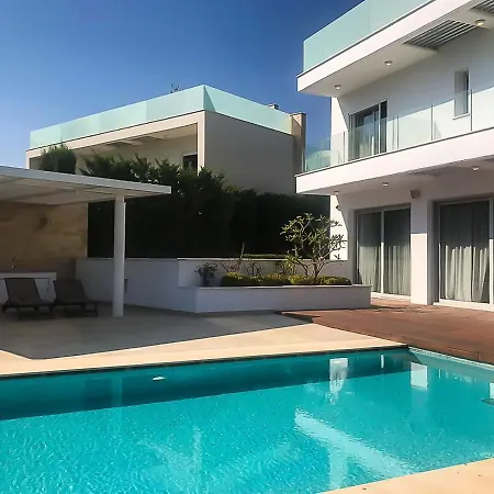 Luxury Next To Parklane Hotel. *