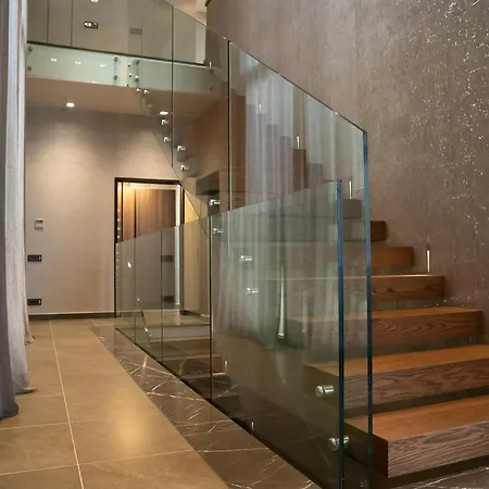 Luxury Next To Parklane Hotel. *